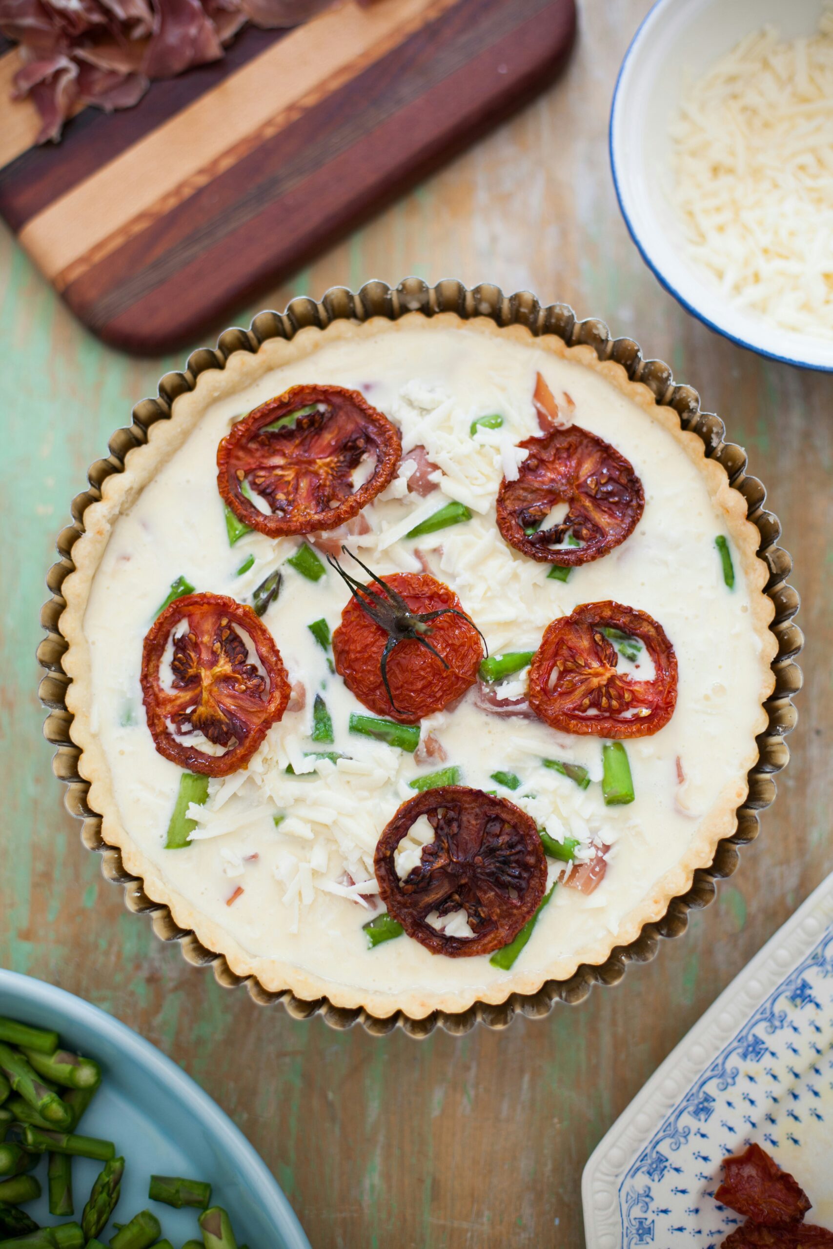 Recette de Quiche Lorraine : Tarte Salée aux Lardons et Crème Fraîche baked pastry surrounded by plates, bowls, and board
