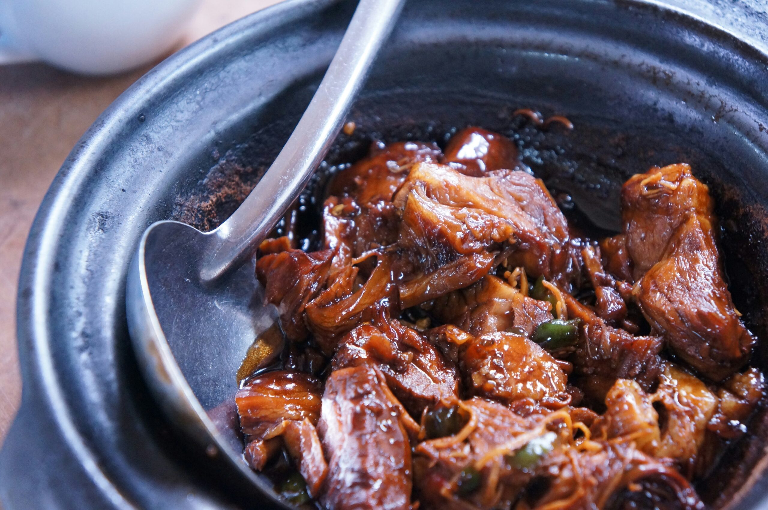 Recette de Bœuf Bourguignon : Un Plat Mijoté au Vin Rouge meat with sauce in black bowl
