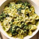 Une recette italienne simple et rapide qui allie la fraîcheur du basilic à la douceur de l’huile d’olive. Parfaite pour un repas végétarien express, cette version authentique du pesto alla genovese vous transporte directement en Ligurie.