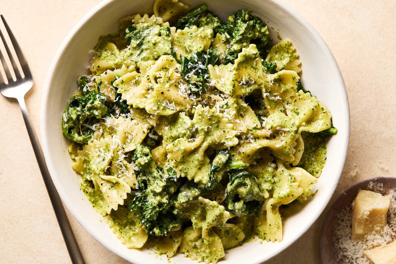 Linguine au pesto maison ultra rapide : un classique italien prêt en 15 minutes Une recette italienne simple et rapide qui allie la fraîcheur du basilic à la douceur de l’huile d’olive. Parfaite pour un repas végétarien express, cette version authentique du pesto alla genovese vous transporte directement en Ligurie.