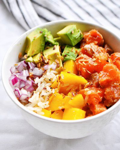 Poke bowl saumon avocat mangue : recette fraîche et colorée