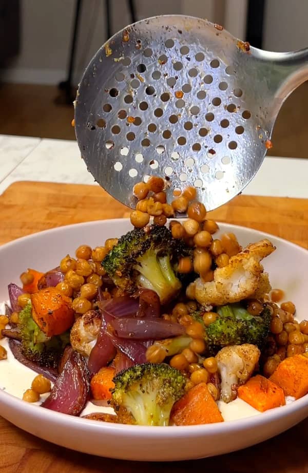 Légumes rôtis au four avec sauce yaourt citronnée : recette simple et savoureuse